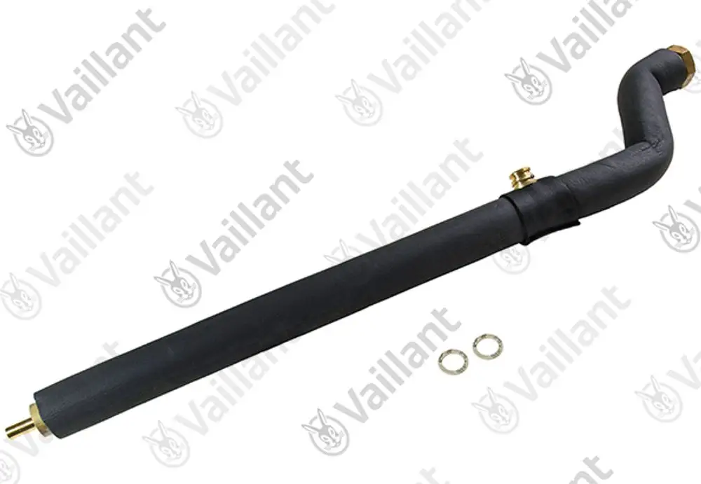 Vaillant Rohr mit gebogenem Verlauf und zwei Anschlüssen, ummantelt mit schwarzem Material, an einem weißen Hintergrund. Zwei Dichtungsringe daneben.